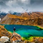 Laguna Humantay vista desde lo alto con el nevado al fondo