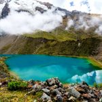 Laguna Humantay turquesa al pie del nevado Humantay