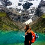 Viajera junto a la Laguna Humantay