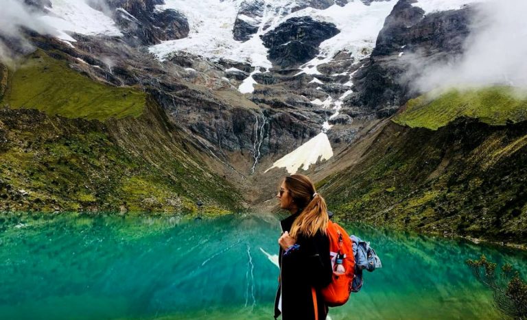 Viajera junto a la Laguna Humantay