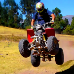 Cuatrimoto saltando en el campo de Maras