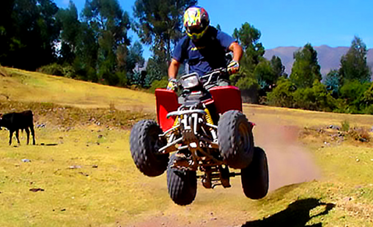 Cuatrimoto saltando en el campo de Maras