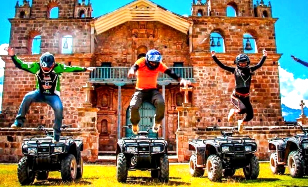 Grupo en cuatrimotos frente a la iglesia de Maras