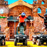 Grupo en cuatrimotos frente a la iglesia de Maras