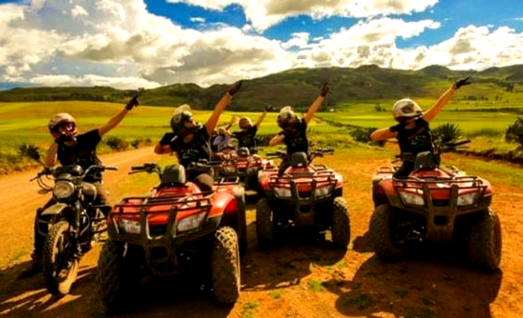 Grupo celebrando junto a sus cuatrimotos en el Valle Sagrado