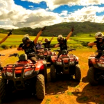 Grupo celebrando junto a sus cuatrimotos en el Valle Sagrado