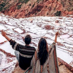 Pareja de viajeros en las Salineras de Maras