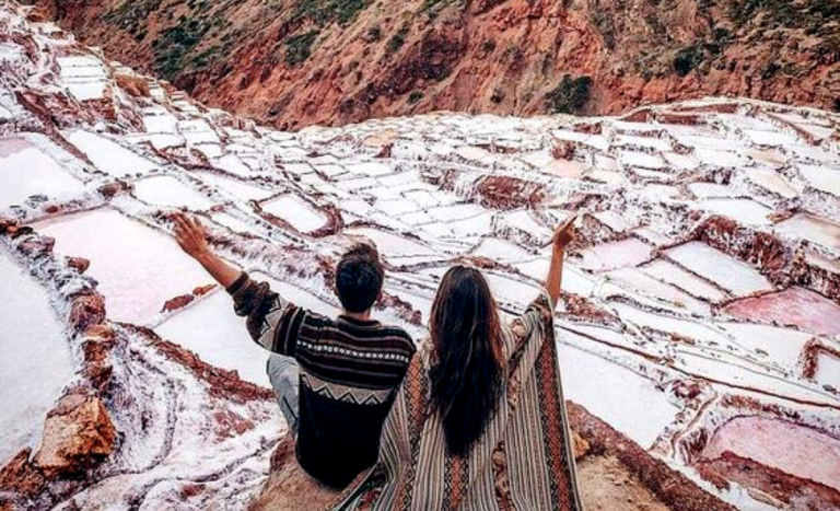 Pareja de viajeros en las Salineras de Maras