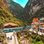 Pueblo de Aguas Calientes entre montañas junto al río Urubamba