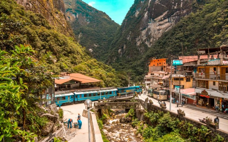 Pueblo de Aguas Calientes entre montañas junto al río Urubamba