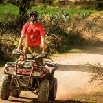 Viajero en cuatrimoto por los caminos de Maras, Cusco