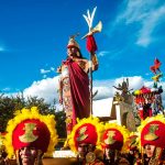 El Inca y su séquito en la ceremonia del Inti Raymi en Cusco