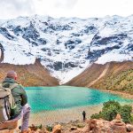 Caminante frente a la Laguna Humantay y el nevado