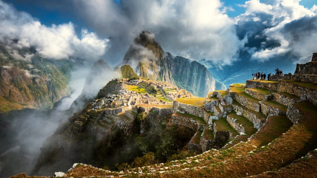 Ruinas de Machu Picchu rodeadas por la selva andina y las montañas