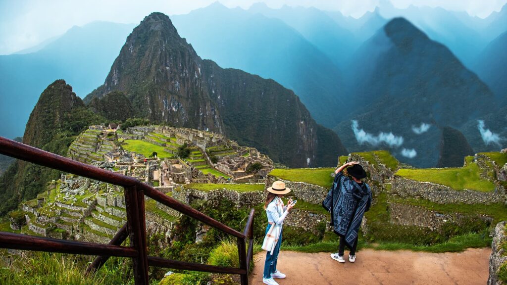Visitantes en un mirador de Machu Picchu con el Huayna Picchu al fondo