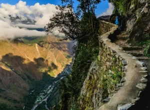 Sendero inca al borde del precipicio sobre el valle del Urubamba, camino al Intipunku
