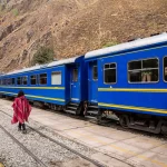 Tren de PeruRail en la estación de Ollantaytambo