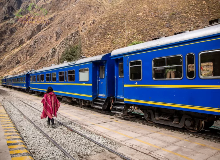 Tren de PeruRail en la estación de Ollantaytambo