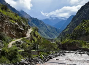 Río Urubamba y el sendero del Km 82, inicio del Camino Inca de 4 días