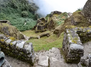 Recintos incas de Phuyupatamarca entre la neblina, en el tercer día del Camino Inca