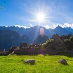 Machu Picchu con el sol sobre las montañas en el solsticio de invierno