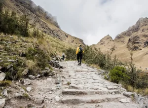 Caminante en la subida al paso de Warmiwañusca, el segundo día del Camino Inca