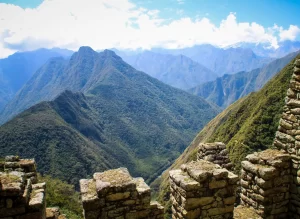 Montañas vistas desde los muros de Phuyupatamarca en el Camino Inca