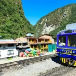 Tren llegando al pueblo de Aguas Calientes