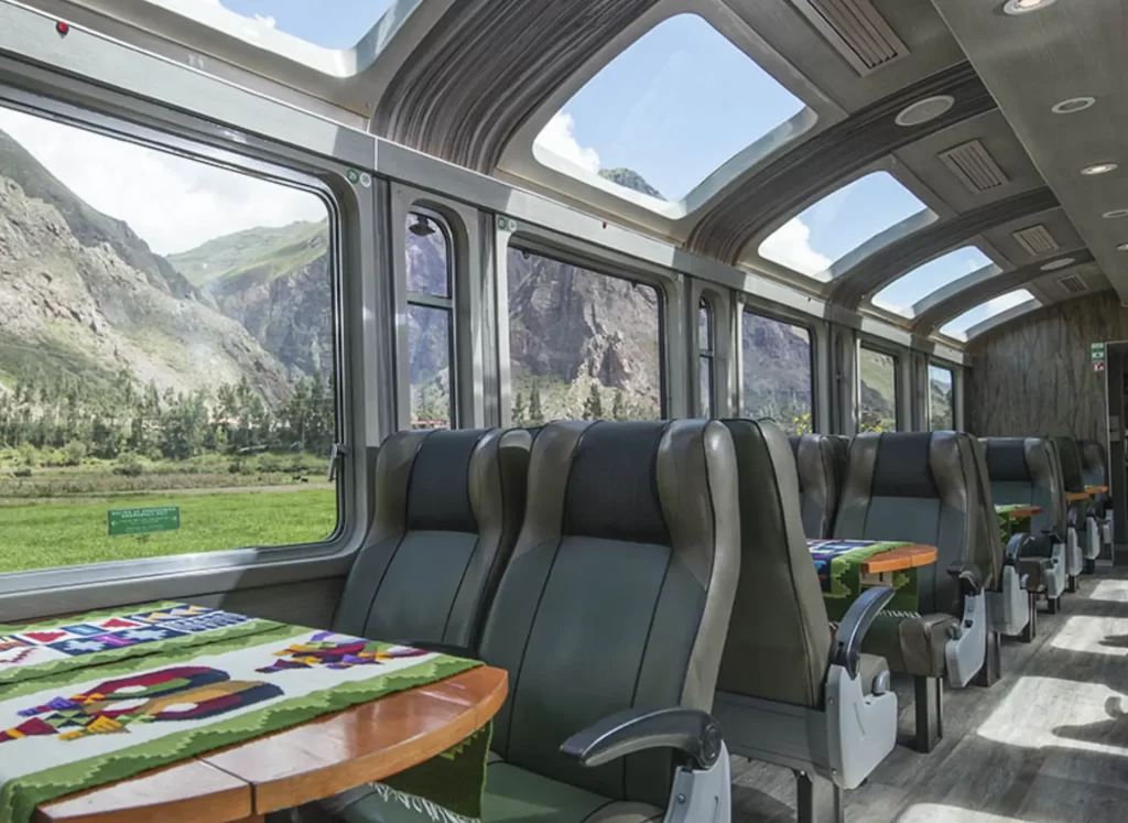 Vagón panorámico con ventanas en el techo de un tren a Machu Picchu