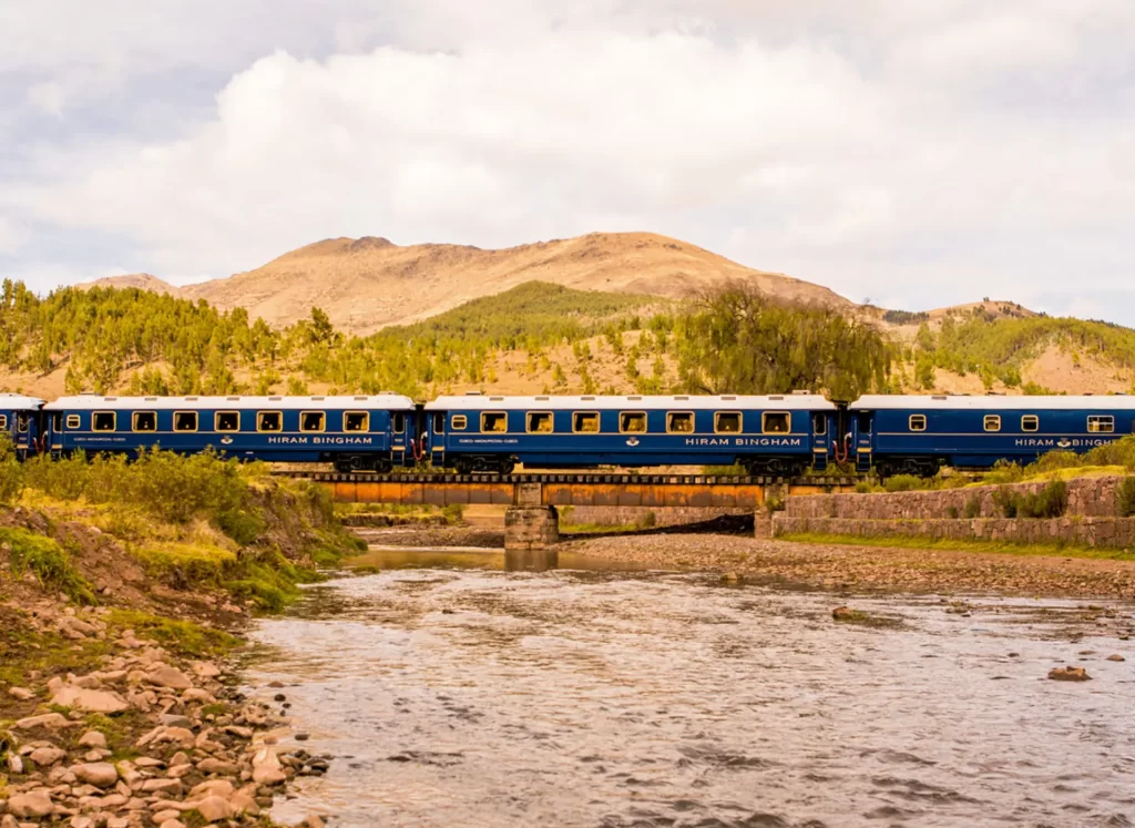 Tren de lujo Hiram Bingham cruzando el valle rumbo a Machu Picchu