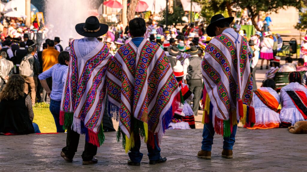 Celebraciones en Cusco con danzas típicas y coloridos trajes andinos en la Plaza de Armas