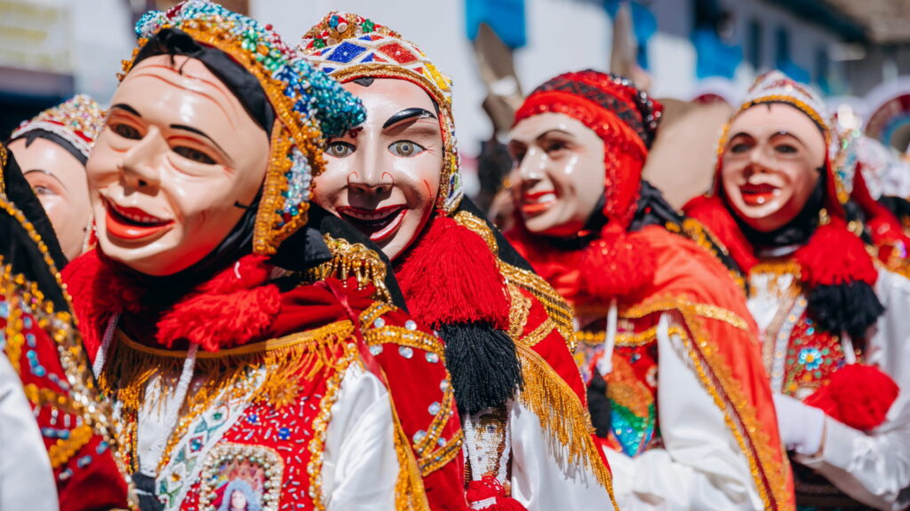 Multitud celebrando el Inti Raymi en Sacsayhuamán con trajes típicos y rituales incas