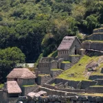 Paisaje panorámico del trekking hacia Choquequirao, con montañas y valles impresionantes