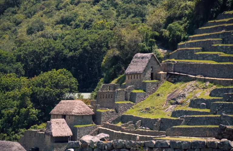 Paisaje panorámico del trekking hacia Choquequirao, con montañas y valles impresionantes