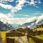 Vista aérea de Choquequirao, mostrando sus terrazas agrícolas y el templo del sol