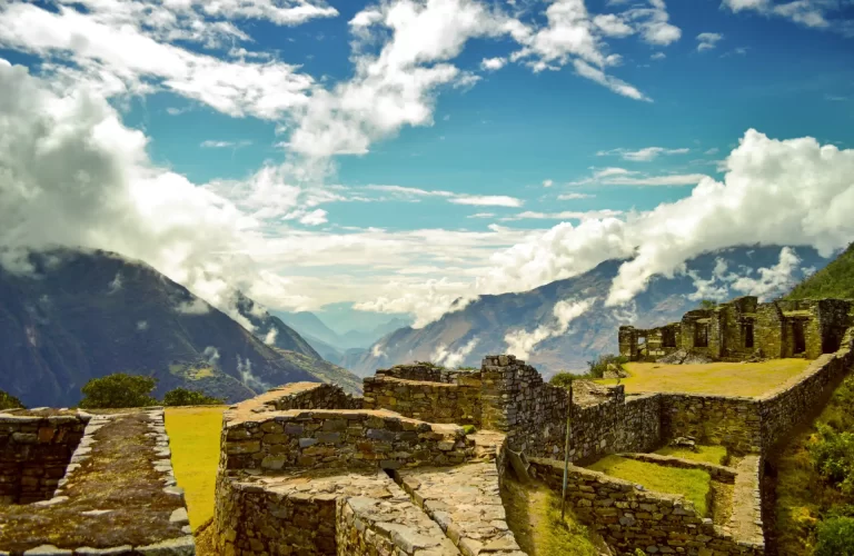 Vista aérea de Choquequirao, mostrando sus terrazas agrícolas y el templo del sol