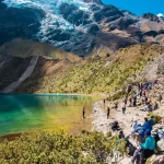 Cusco Histórico - Laguna Humantay con aguas turquesas rodeada de imponentes montañas nevadas.