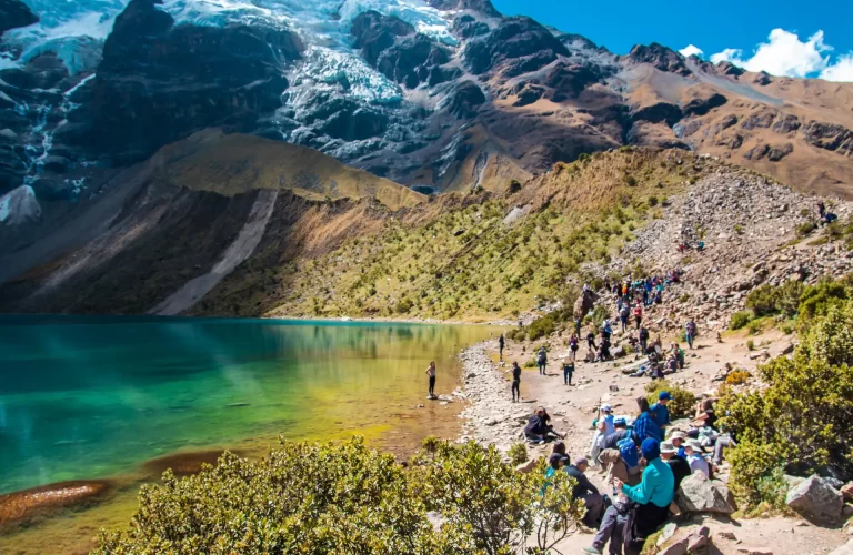 Cusco Histórico - Laguna Humantay con aguas turquesas rodeada de imponentes montañas nevadas.