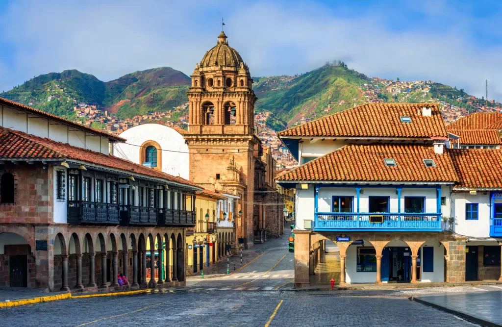 Cusco Histórico - Calle Hatun Rumiyoc con la famosa piedra de los 12 ángulos en Cusco.