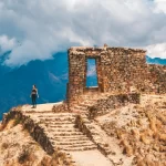 La puerta de Inti Punku en Cachicata, mostrando la antigua piedra de los Incas y el hermoso paisaje andino.