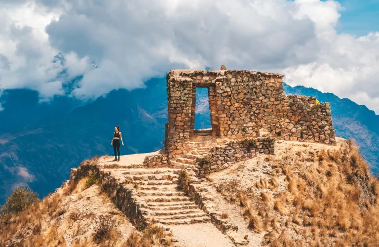 La puerta de Inti Punku en Cachicata, mostrando la antigua piedra de los Incas y el hermoso paisaje andino.