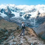 Caminante frente al nevado y la Laguna Humantay