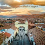 Aventura Cusco - Vista panorámica de Cusco con montañas y arquitectura colonial.