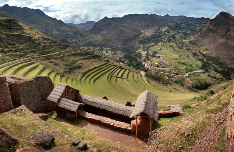 Aventura Cusco - Viajero disfrutando de la vista de Machu Picchu desde la Puerta del Sol.