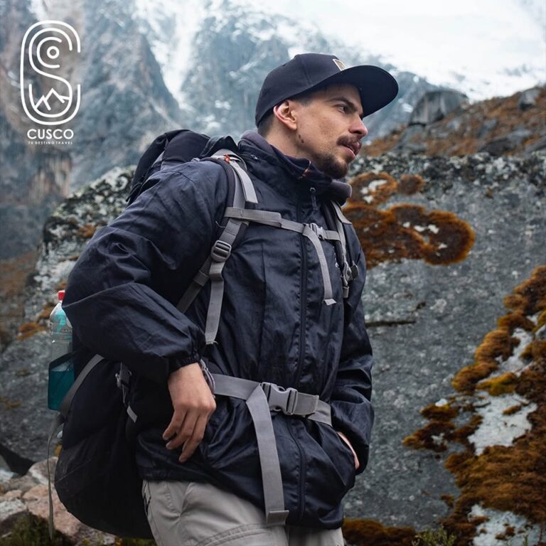 Viajero en la caminata a Humantay frente al glaciar del nevado