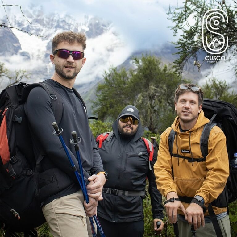 Grupo de viajeros en la caminata a la Laguna Humantay con el nevado al fondo