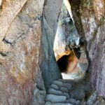Túnel inca tallado en la roca con escalinatas de piedra en el Camino Inca de 4 días