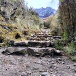 Escalinatas incas de piedra en el Camino Inca con un pico nevado al fondo