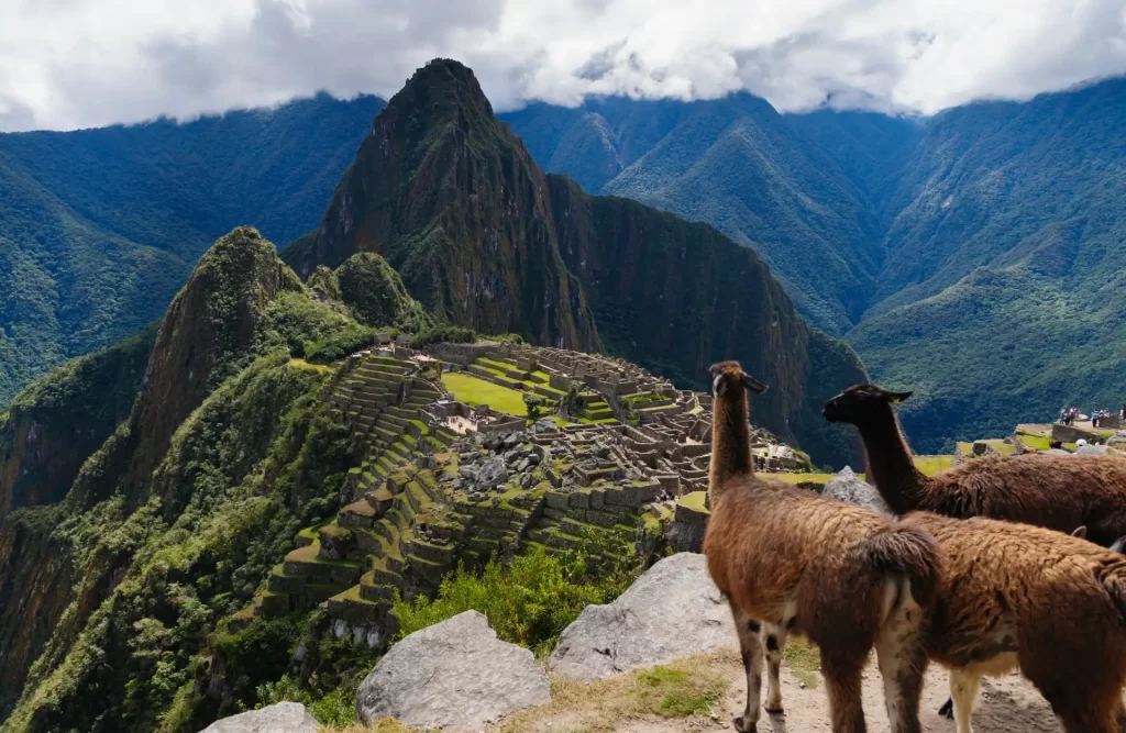 Machu Picchu al amanecer con la montaña Huayna Picchu de fondo.