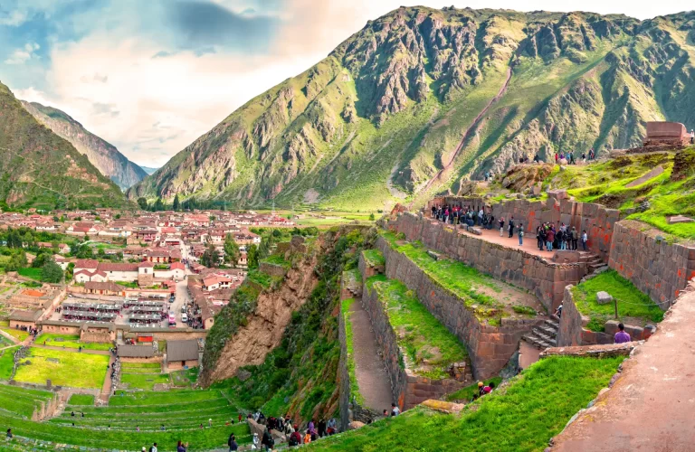 Pueblo y andenes de Ollantaytambo en el Valle Sagrado